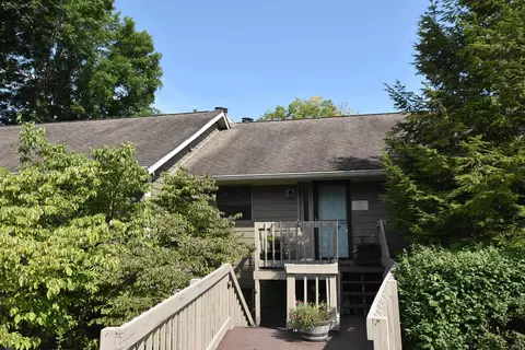 9463 S Pointe Retreat Dr, Bloomington, IN 47401