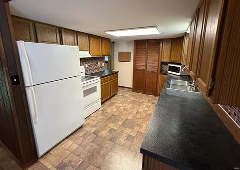 Kitchen - 102 Jack Ct, Odon, IN 47562 photo 2 of 4