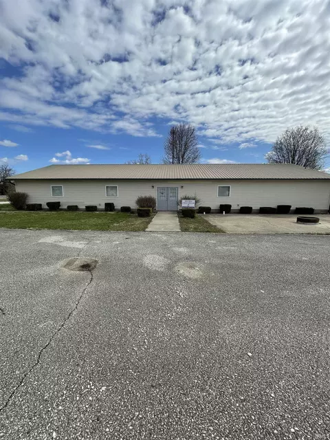 319 W Frank St, Mitchell, IN 47446 photo 2