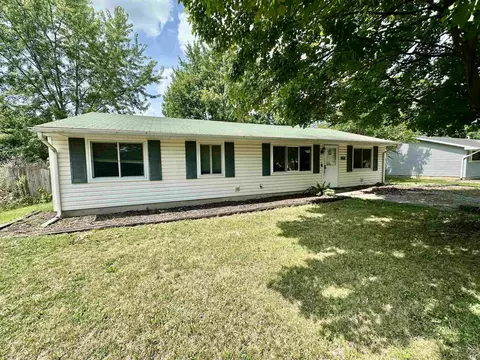 1821 Lathrop Dr, Fort Wayne, IN 46808