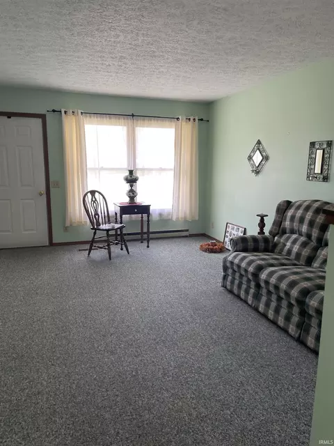 818 W Oak St, Mitchell, IN 47446 photo 2