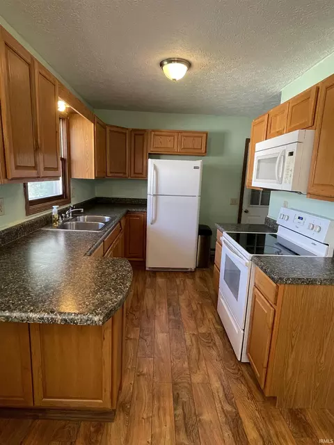 818 W Oak St, Mitchell, IN 47446 photo 4