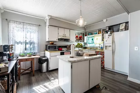 Kitchen - 560 E 900 S, Fairmount, IN 46928 photo 1 of 3