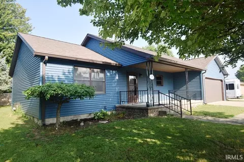 806 Mapleleaf Dr, Frankfort, IN 46041
