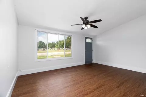 Living - 1003 S Masonic St, Delphi, IN 46923 photo 2 of 4