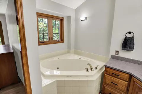 Bath - 5582 Mansfield Pl, Centerville, IN 47330 photo 3 of 4