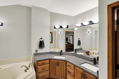 Bath - 5582 Mansfield Pl, Centerville, IN 47330 photo 2 of 4