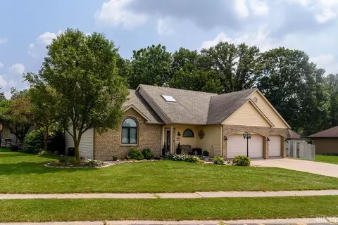 914 Lakeview Dr, Auburn, IN 46706