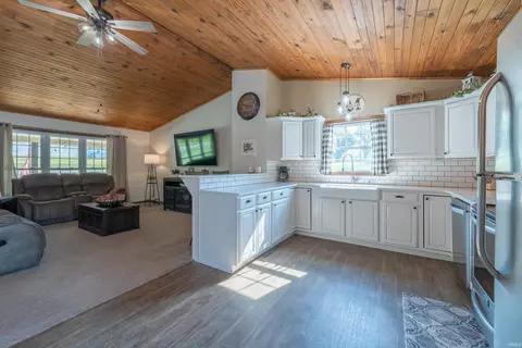 656 Hayes Rd, Bedford, IN 47421 photo 10