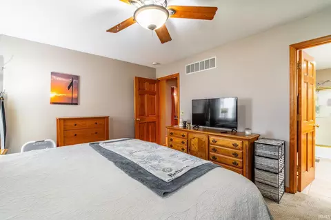 Bedroom - 9613 Shellbrook Dr, Fort Wayne, IN 46835 photo 3 of 6