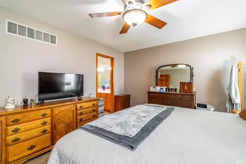 Bedroom - 9613 Shellbrook Dr, Fort Wayne, IN 46835 photo 2 of 6