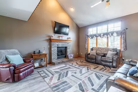 Living - 9613 Shellbrook Dr, Fort Wayne, IN 46835 photo 2 of 3