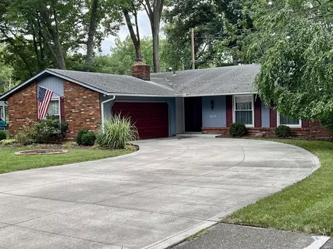 2219 Lakeland Ln, Fort Wayne, IN 46815