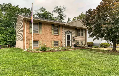 5900 Berry Ln, Evansville, IN 47710