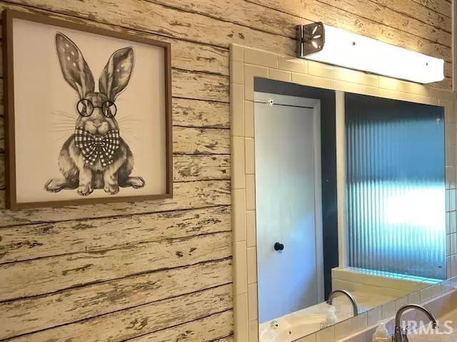 Bath - 1755 W Farview Dr, Peru, IN 46970 photo 1 of 4