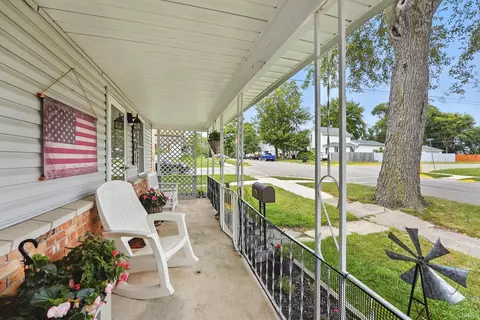 301 E High St, Garrett, IN 46738 photo 3