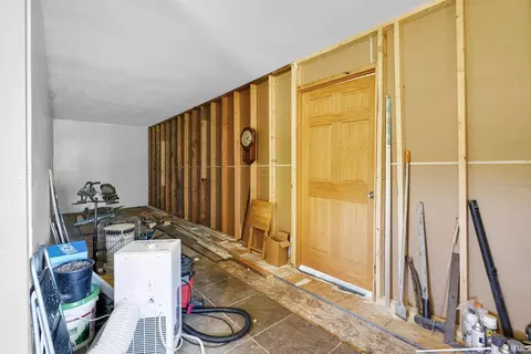 Entry Way - 1052 Avoca Eureka Rd, Bedford, IN 47421 photo 3 of 4