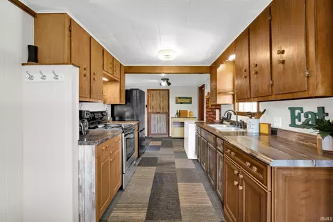 Kitchen - 1052 Avoca Eureka Rd, Bedford, IN 47421 photo 2 of 3