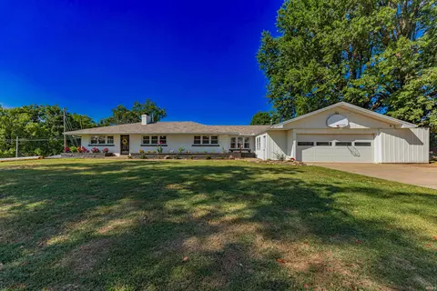 6121 Lake Shore Dr, Evansville, IN 47720