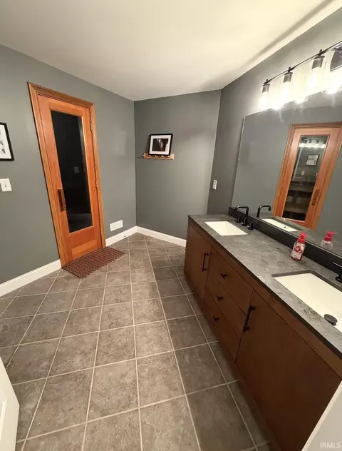 Bath - 1946 Einsel Rd, Lawrenceburg, IN 47025 photo 1 of 4