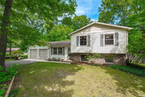 1382 W Maplecrest St, Warsaw, IN 46580