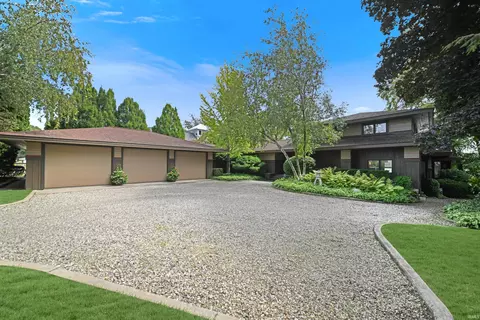 1135 E Northshore Dr, Syracuse, IN 46567