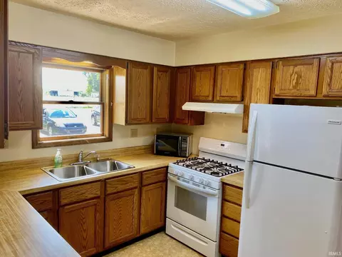 Kitchen - 1295 E 250 N Rd, Lagrange, IN 46761 photo 1 of 2
