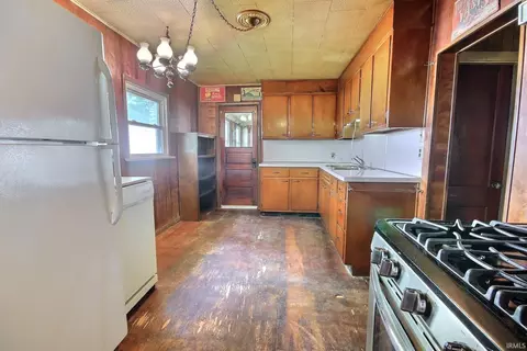 305 E Highland St, Albion, IN 46701 photo 8
