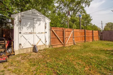 Exterior - 40 E Charles St, Redkey, IN 47373 photo 5 of 6