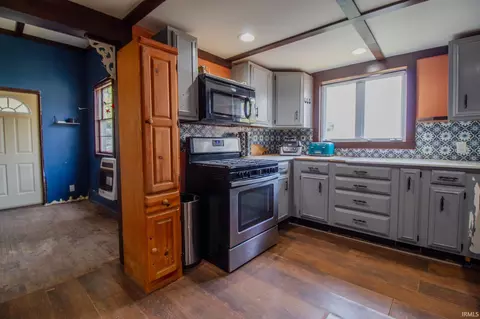 Entry Way - 40 E Charles St, Redkey, IN 47373 photo 1 of 2