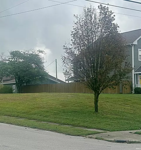 209 E Oak St, Washington, IN 47501 photo 2