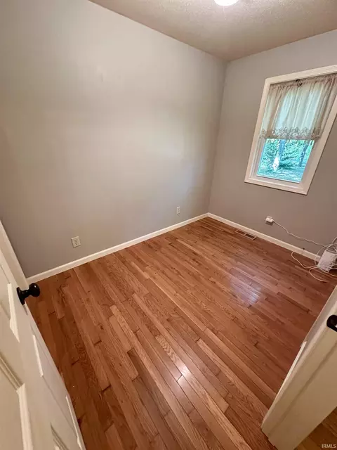Bedroom - 1985 S Towpath Rd, Covington, IN 47932 photo 3 of 3