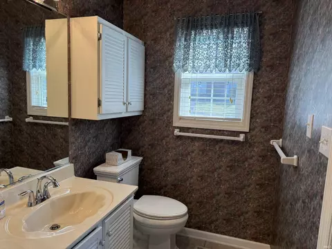 Bath - 551 E Waterloo Ct, Bloomington, IN 47401 photo 3 of 4