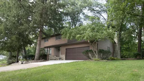 505 Oak Crest Dr, Kendallville, IN 46755