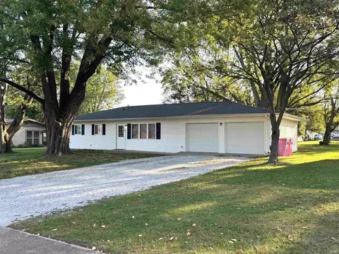 320 N Englewood Dr, Crawfordsville, IN 47933