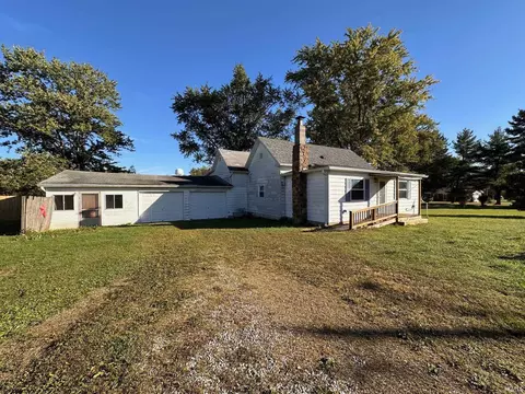 107 W Hancock Ave, Mitchell, IN 47446 photo 2