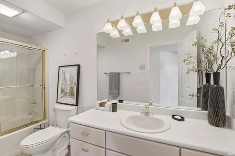 Bath - 1516 Sevan Lake Ct, Fort Wayne, IN 46825 photo 5 of 5