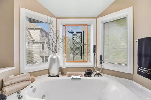 Bath - 1516 Sevan Lake Ct, Fort Wayne, IN 46825 photo 3 of 5
