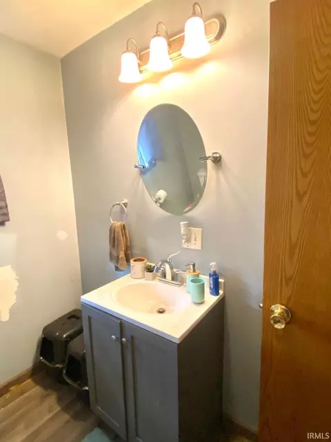 Bath - 8065 E Terhune St, Dugger, IN 47848 photo 3 of 4