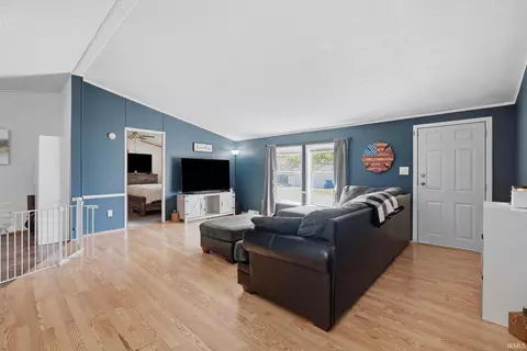 124 W Warren St, Mitchell, IN 47446 photo 3