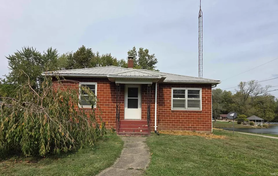 Exterior - 314 Elnora St, Odon, IN 47562 photo 1 of 5