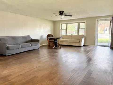 Living - 501 E Beech St, Sullivan, IN 47882 photo 3 of 5