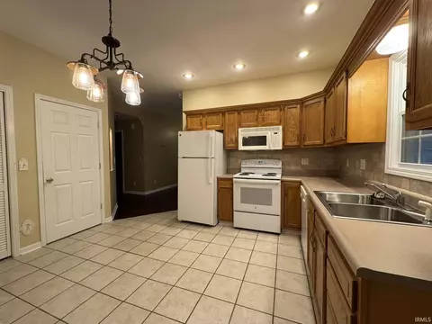 104 E Harrison St, Fairmount, IN 46928 photo 2