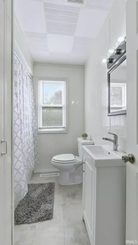 213 E Maple Grove St, Syracuse, IN 46567 photo 2