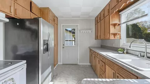 213 E Maple Grove St, Syracuse, IN 46567 photo 11