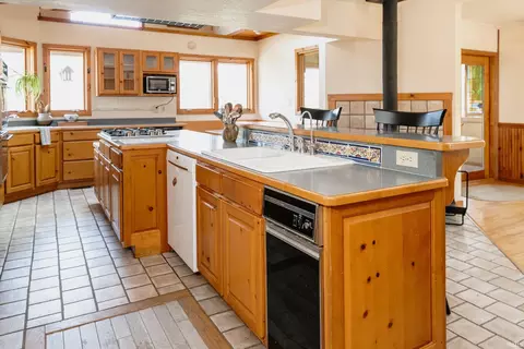 Kitchen - 2131 E Meadow Bluff Ct, Bloomington, IN 47401 photo 2 of 4