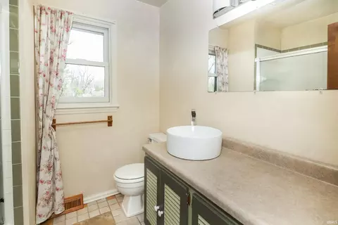 Bath - 2131 E Meadow Bluff Ct, Bloomington, IN 47401 photo 2 of 2