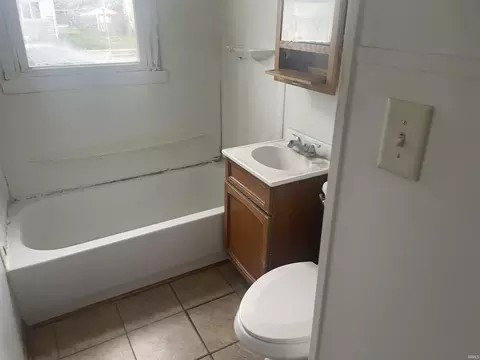 Bath - 558 E 5th St, Peru, IN 46970 photo 1 of 1
