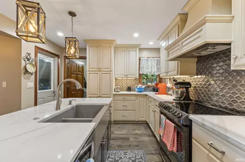 Kitchen - 209 River Dr, Bloomfield, IN 47424 photo 3 of 4