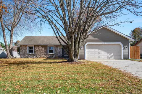 910 S Devonshire Rd, Yorktown, IN 47396